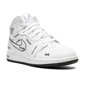 Jordan Kids
Jordan 1 Mid "Schematic" sneakers size 3.5 yr